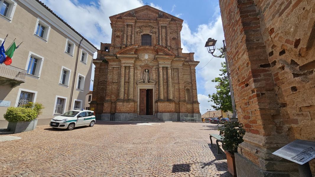 Die Pfarrkirche San Martino in La Morra ist bekannt für ihre barocke Architektur und ist ein bedeutendes religiöses und kulturelles Wahrzeichen der Stadt. Die Kirche zeichnet sich durch ihre außen sichtbaren Säulen, Nischen und Simsen aus Backstein aus, während sie innen mit Barockkunst aus dem 17. Jahrhundert überladen ist.