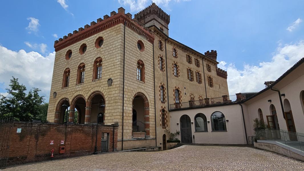 Das Castello dei Falletti, auch bekannt als das Schloss von Barolo. Es ist ein historisches Wahrzeichen in der Stadt Barolo, Piemont, Italien. Das Schloss stammt aus dem Mittelalter und war einst der Sitz der mächtigen Familie Falletti. Heute beherbergt es das Weinmuseum Barolo.