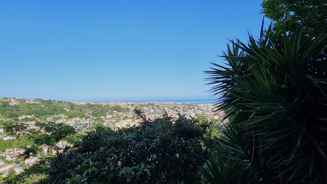 Blick von der Terrasse auf das Meer