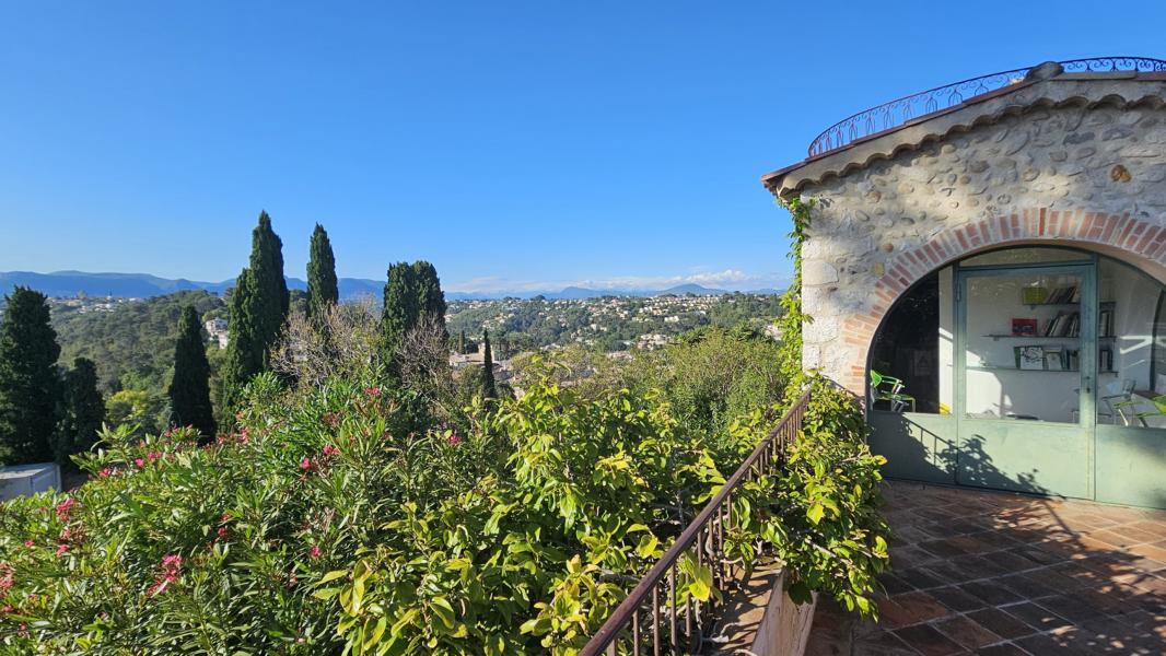 Blick in die Landschaft vom Dorfplatz