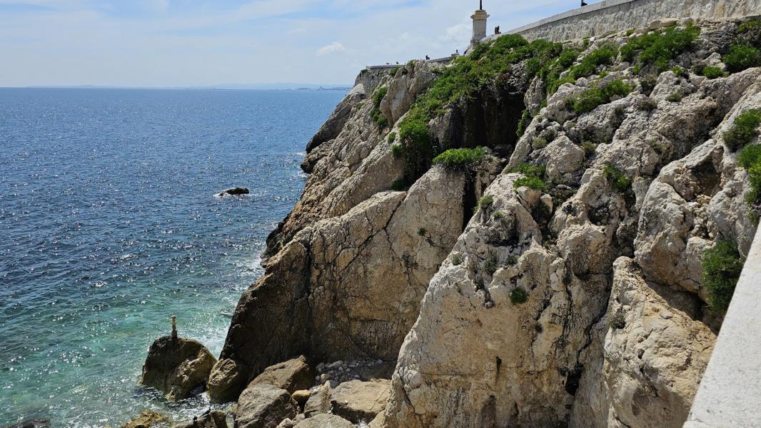 Felsenküste am Anfang der Promenade in Nizza