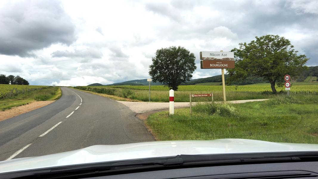 Mâcon-Azé ist ein Weißwein aus der Region Burgund aus dem Weinbaugebiet Mâconnais.