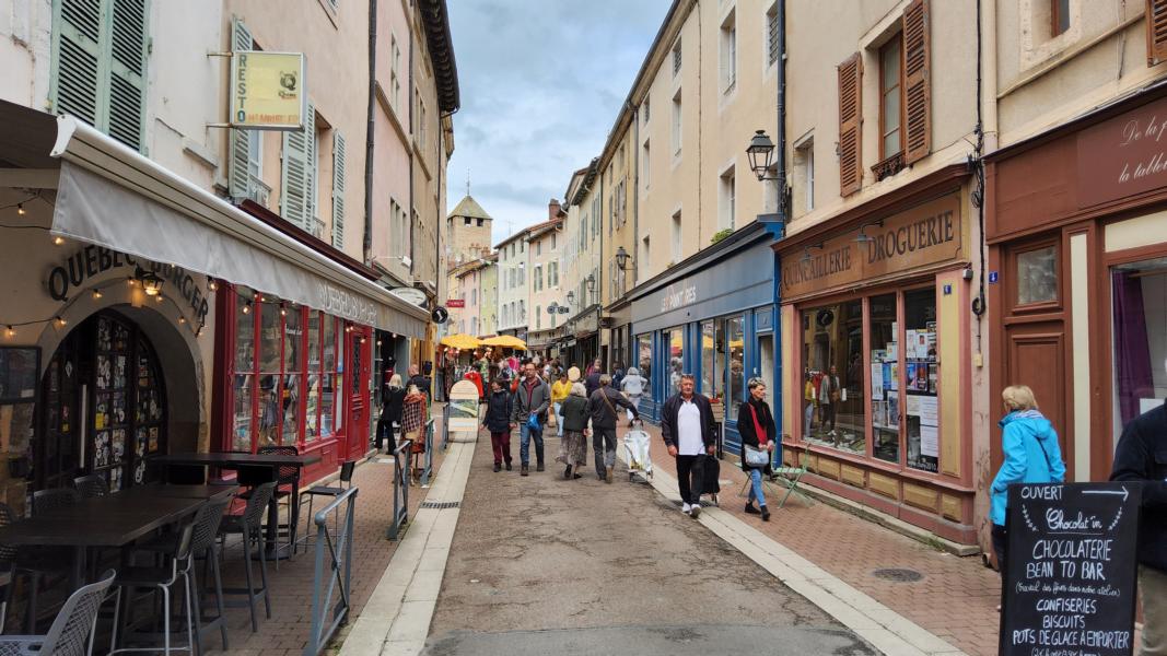 Einkaufsstraße in Cluny