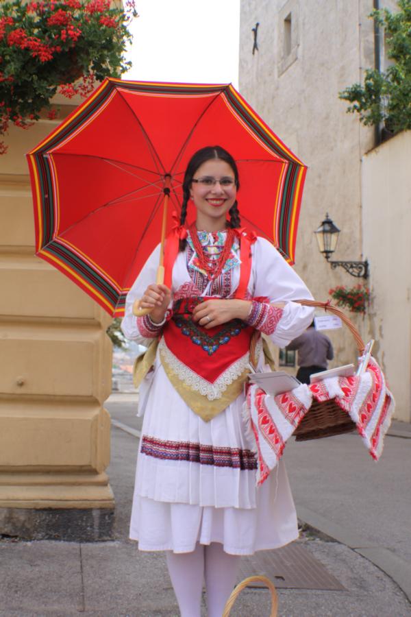 Junges Mädchen in der Nationaltracht Kroatiens.