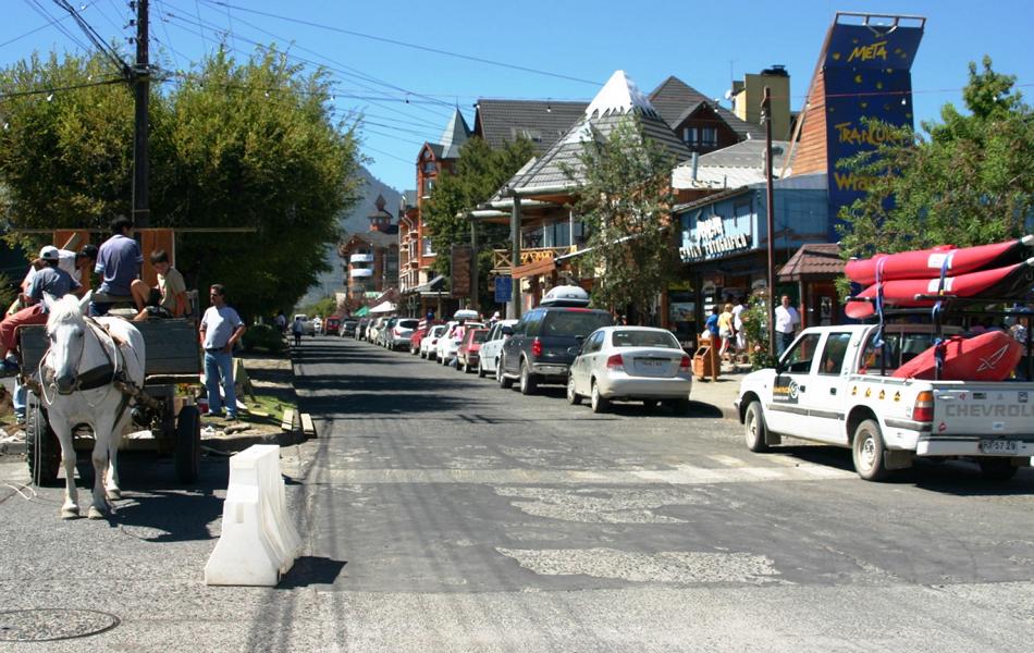 In Villarica gibt es viele kleine Geschäfte und Cafes. Die Straßen sind aufgrund des hohen Touristenaufkommens oft zugeparkt.