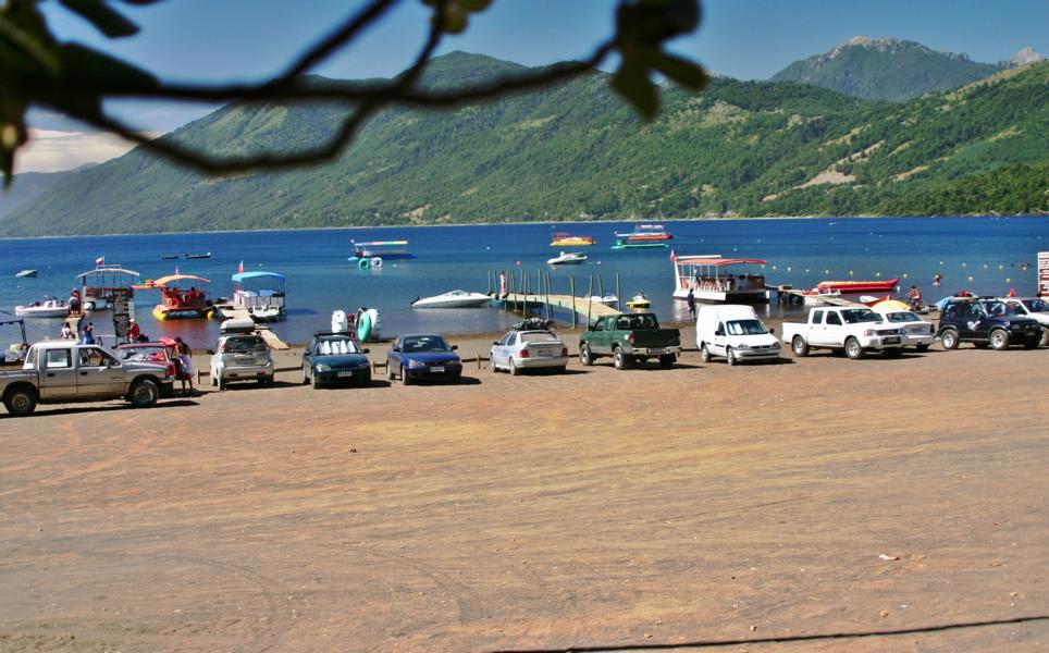 Der Lago Caburgua ist ein großer See im Süden Chiles. Er liegt 23 km östlich der Stadt Pucón. Seine Fläche beträgt rund 51 km² und ist von weißen Sandstränden gesäumt. Südwestlich des Sees liegen diverse Thermalquellen, z. B. Termas de Huife, die wir besuchten. 