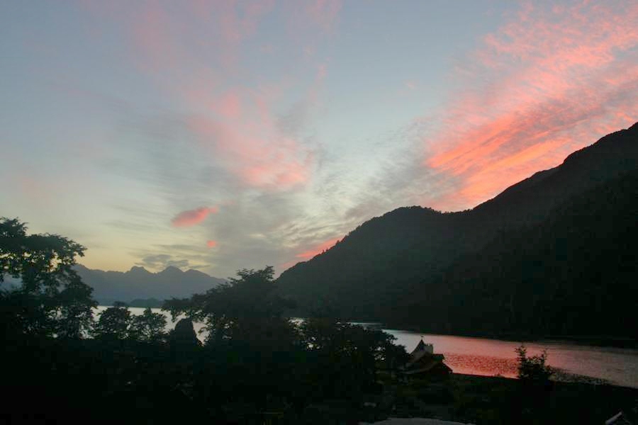 Da wir am Vortag wenig Zeit hatten, um die bezaubende Landschaft zu bestaunen, standen wir zeitig auf, denn erst um 7.45 Uhr wurde das Frühstück serviert. Die Morgenröte färbte bereits die Landschaft.