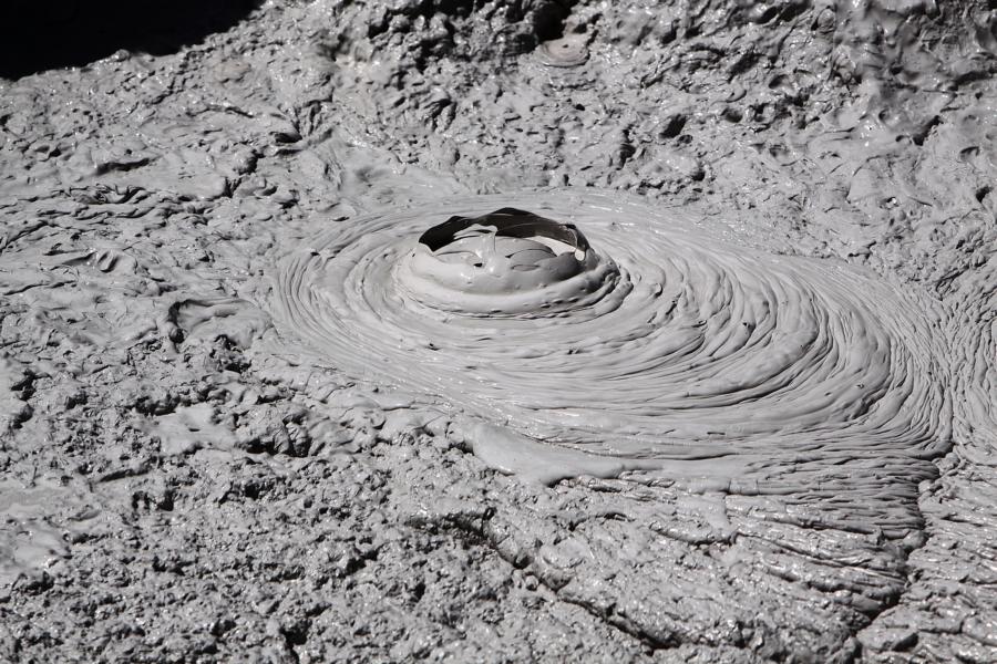 Die mit Gas gefüllten Schlammkugel platzen auf und bilden konzetrische Ringe.