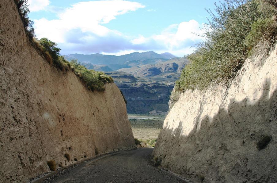 Teile der Straße wurden neu angelegt und durch felsiges Gebirge geführt.