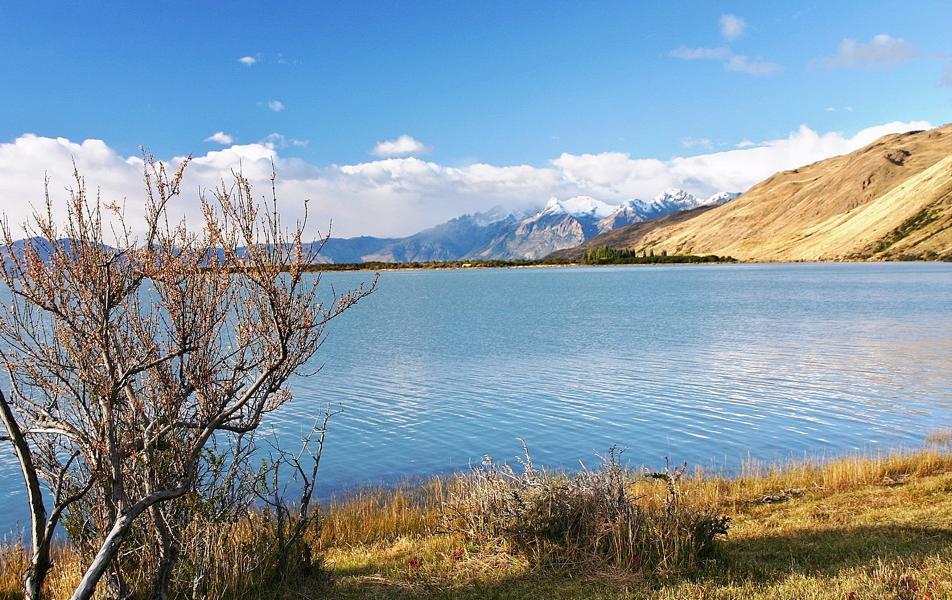 Das Gletscherwasser färbt den See türkisblau. 