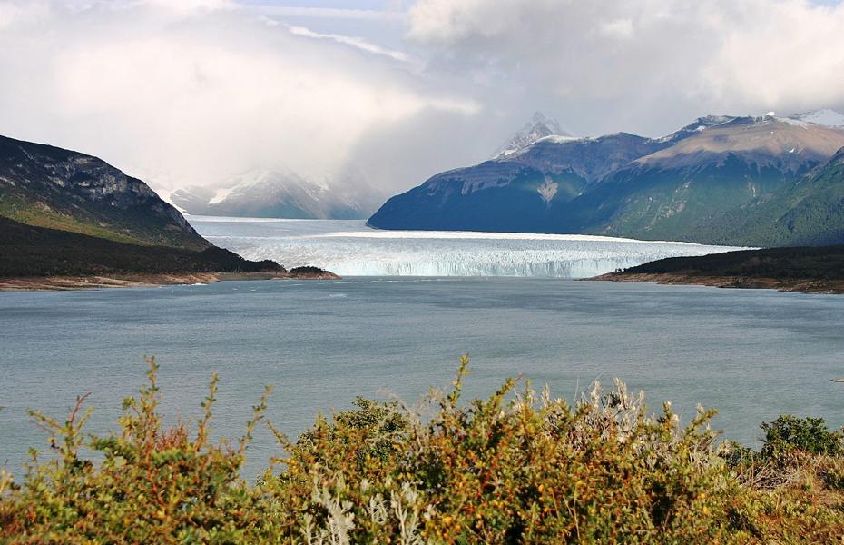 Eine Besonderheit des Perito Moreno besteht darin, dass er einer der wenigen bekannten Gletscher außerhalb der Antarktis und Grönlands ist, der noch kontinuierlich wächst. Der etwa 30 km lange Perito-Moreno-Gletscher mündet in den Lago Argentino und hat eine Fläche von rund 250 Quadratkilometern.