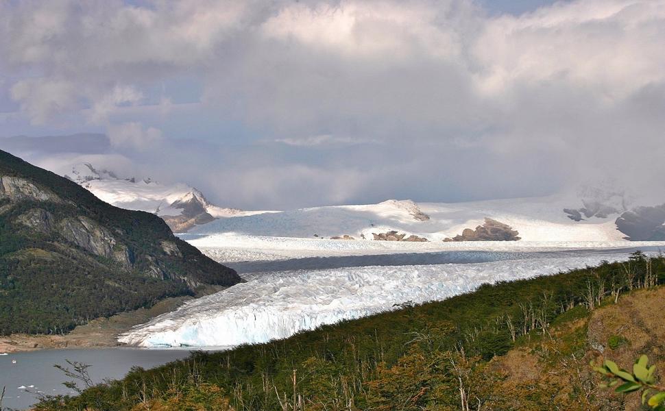 Der Gletscher ist Teil der nach den Polen größten zusammenhängenden Eisfläche der Erde, dem südlichen patagonischen Eisfeld und wird von diesem gespeist. Pro Tag schiebt sich die Eismasse ungefähr einen Meter vorwärts.