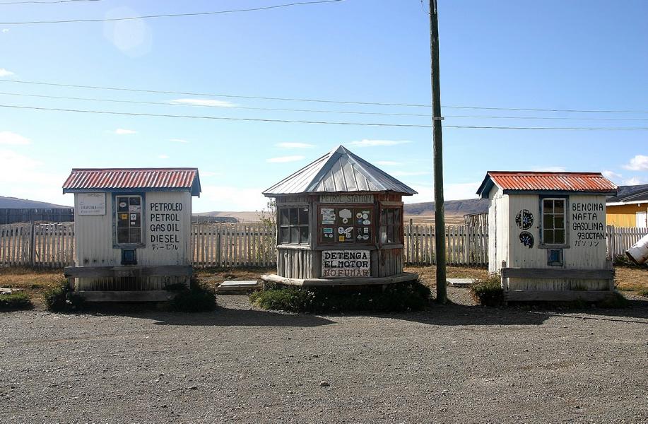 Schlicht, aber zweckmäßig. Eine Tankstelle an der Grenze von Argentinien nach Chile zum NP Torres del Paine.