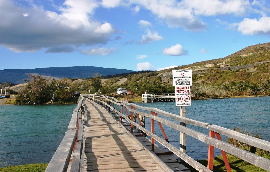 Über diese Brücke läuft man von der Lodge zum Parkplatz. Von dort starteten wir zum Lago Grey.