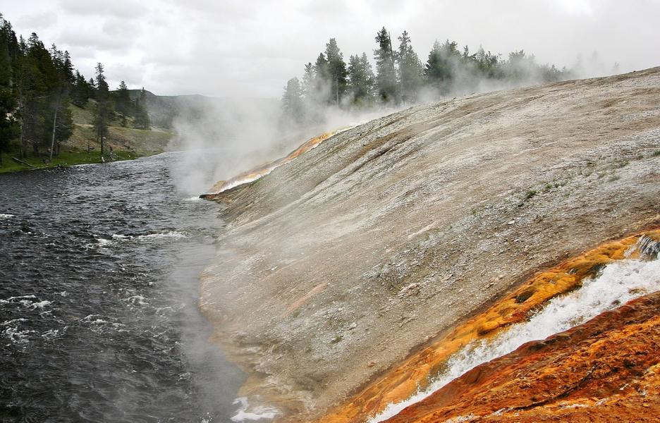 Die heißen Wassermassen aus den Quellen fließen in den Yellowstone River.