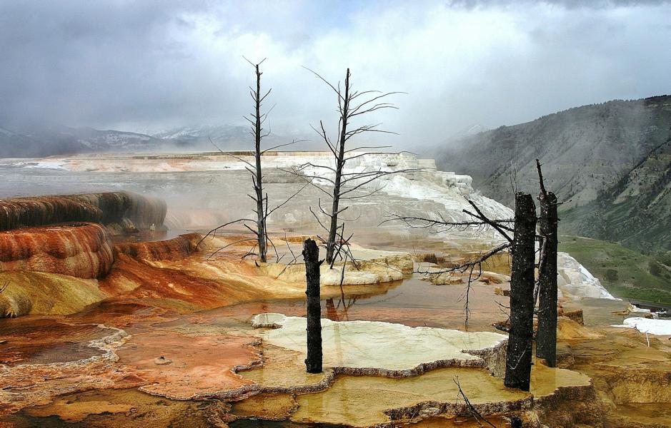 Heiße Quellen lassen warmes Wasser von ca. 70 °C über die Terrassen gleiten. Das Wasser enthält überdurchschnittlich hohe Kalk- und Mineralienanteile, die am Quellaustritt ausfallen und sich in Form von Terrassen ablagern. 