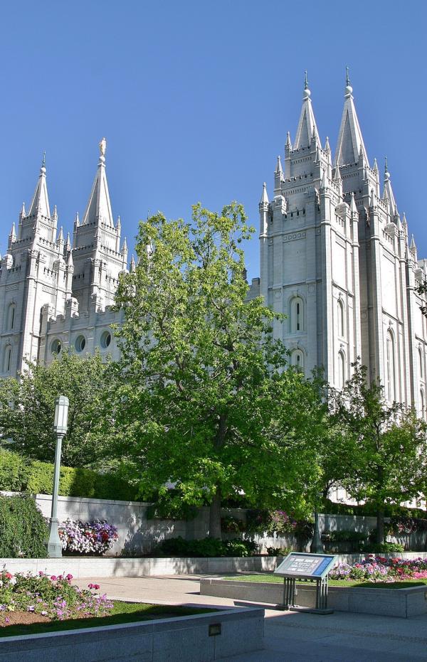 Am 24. Juli 1847 wurde Salt Lake City von 143 Männern, drei Frauen und zwei Kindern an der Ostküste des Großen Salzsees gegründet. Diese Mitglieder der Kirche Jesu Christi der Heiligen der Letzten Tage, auch Mormonen genannt, waren hauptsächlich wegen der religiösen Verfolgung und Diskriminierung in den östlichen Staaten geflohen. Sie waren die ersten Weißen, die sich in Utah niederließen.