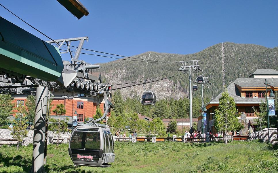 Aus dem Ortskern kann man mit diesem Lift in die Berge fahren.