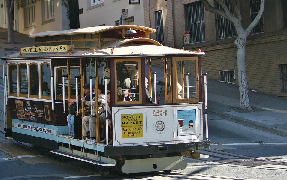 Mit  15 kmh schleichen die Wagen durch die Straßen.