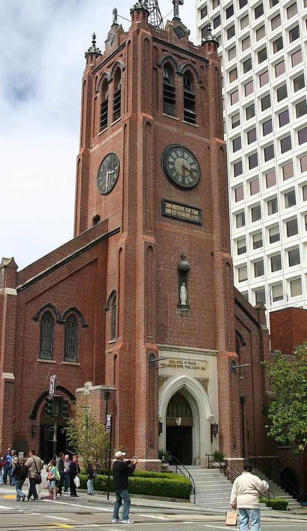 Die Cathedral of Saint Mary beeindruckt den Betrachter. Die 2.500 Plätze, die sich um den Altar in einem Halbkreis anordnen, bieten den Gläubigen in der eher spartanisch ausgestatteten Kirche Platz für Messen. Die Kirche wurde 1971 eingeweiht und ersetzt die alte Saint-Mary-Kirche, die 1962 durch einen Brand zerstört wurde. Der Neubau kostete ca. sieben Millionen Dollar. 1987 zelebrierte Papst Johannes Paul II. hier während seines Besuches im Erzbistum San Francisco eine Messe.