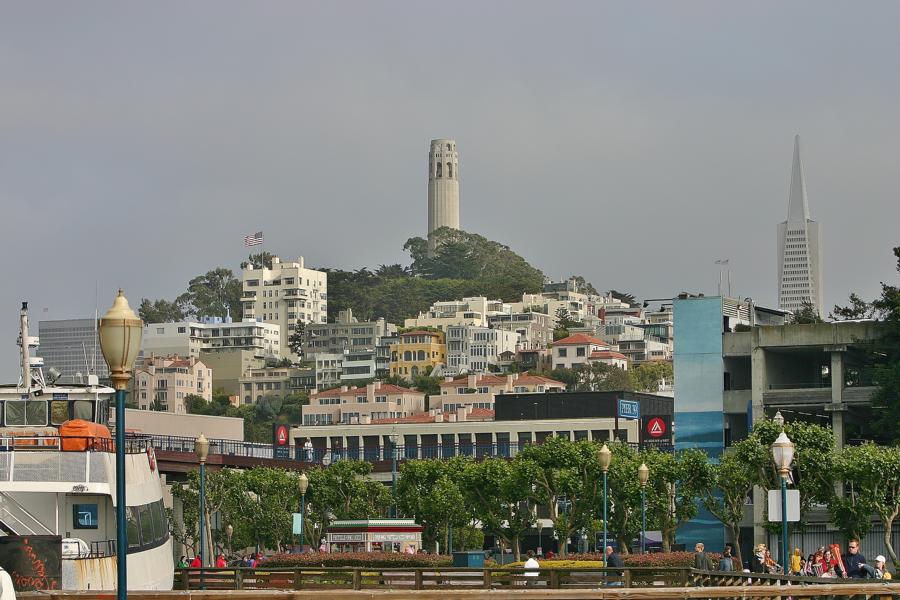 Blick auf den Telegraph Hill, der ein Hügel und Stadtteil in San Francisco ist. Der Hügel, einer von 44 im Stadtgebiet, ist 83 m hoch. Auf dem Hügel wurde im Jahr 1933 der Coit Tower gebaut, ein 64 m hoher Turm. Von hier aus hat man eine Rundumsicht auf die Stadt und die Bucht von San Francisco sowie das Golden Gate.