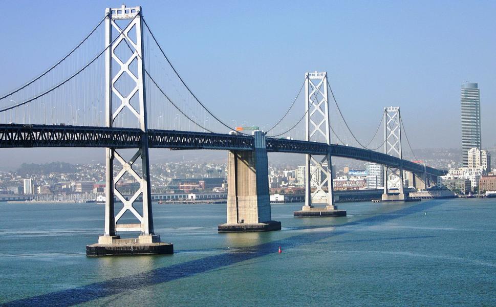 Das östliche Segment der Bay Bridge verbindet Oakland mit der Insel Yerba Buena und setzt sich zusammen aus einem Stahl-Fachwerkviadukt, dann fünf kleineren Stahl-Fachwerkbrücken und schließlich einer großen Fachwerkbrücke. 