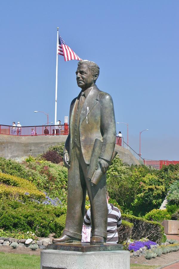 Die Arbeiten standen unter der Leitung des deutsch-amerikanischer Chefingenieur Joseph B. Strauss. Eine Statue von Strauss steht vor der Golden Gate Bridge.