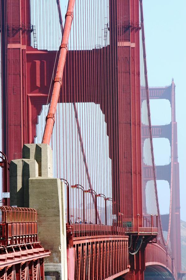 Südpfeiler der Golden Gate Bridge. Die Pylonstiele sind aus Stahl und dreimal abgestuft. An jeder Abstufung sind sie durch Querriegel miteinander verbunden. 