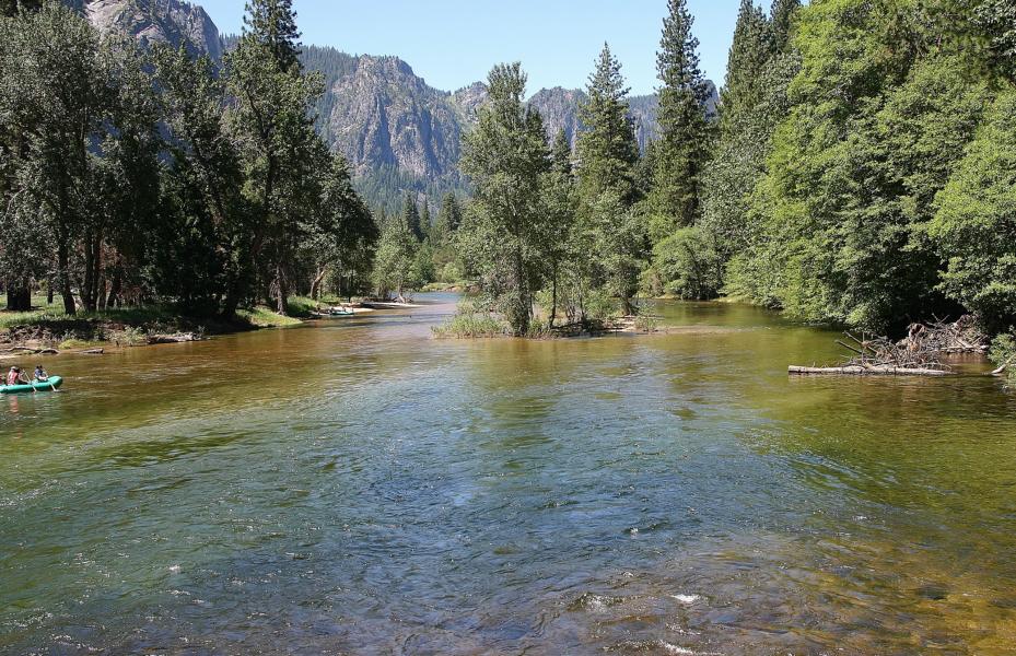 Auf dem glasklaren Merced River kann man auch mit Schlauchbooten fahren.