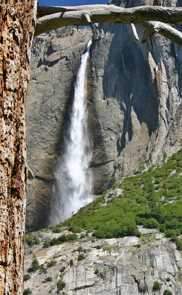 Teil der Yosemite Falls mit einer Gesamthöhe  von 739 m.