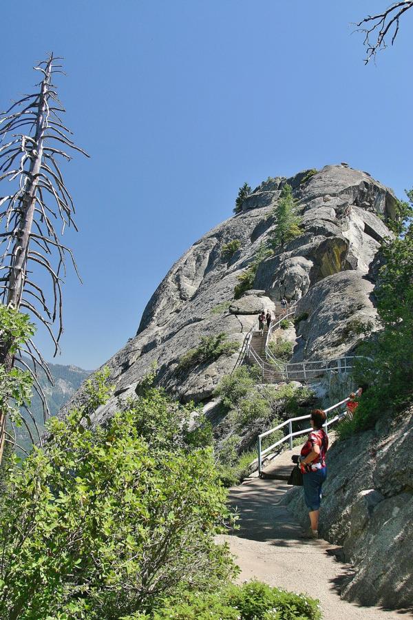 Wir unternahmen noch einen Abstecher zum Moro Rock am Giant Village. Der Aussichtsfelsen bietet einen spektakulären Blick über die Sierra Nevada.