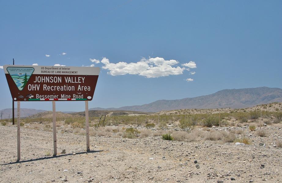 Es liegt südlich des Highway 247 in der Region Mojave-Wüste nordwestlich von Yucca Valley .