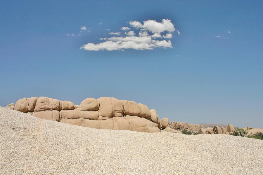 Die Felsen besitzen eine grobkörnige Oberfläche, die der Wind geschliffen hat.