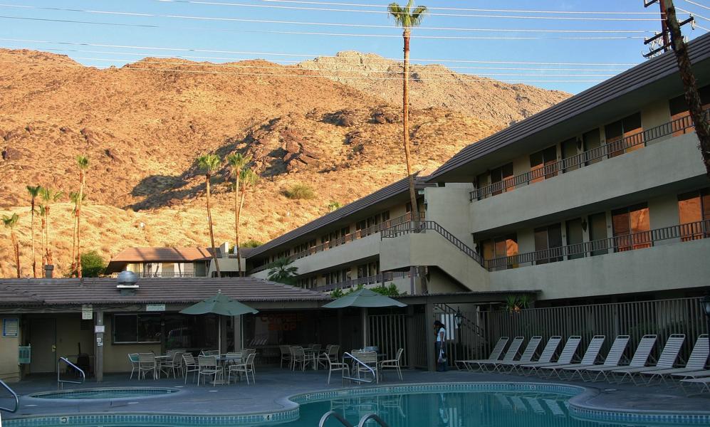 Das Hotel besaß saubere, gut eingerichtete Zimmer und einen Pool, den wir nach dem Abendessen auch noch nutzten.