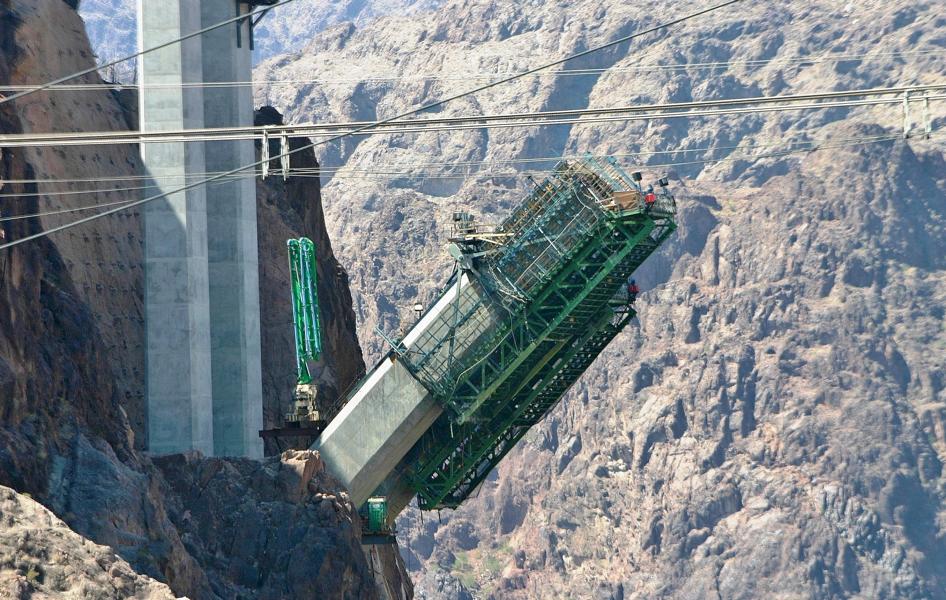 Die Brücke wird als ein Weltwunder der Technik bezeichnet. Sie ist 270 m hoch und 580 m lang, die Bauzeit betrug 7 Jahre und die Baukosten lagen bei 240 Mio. US$.