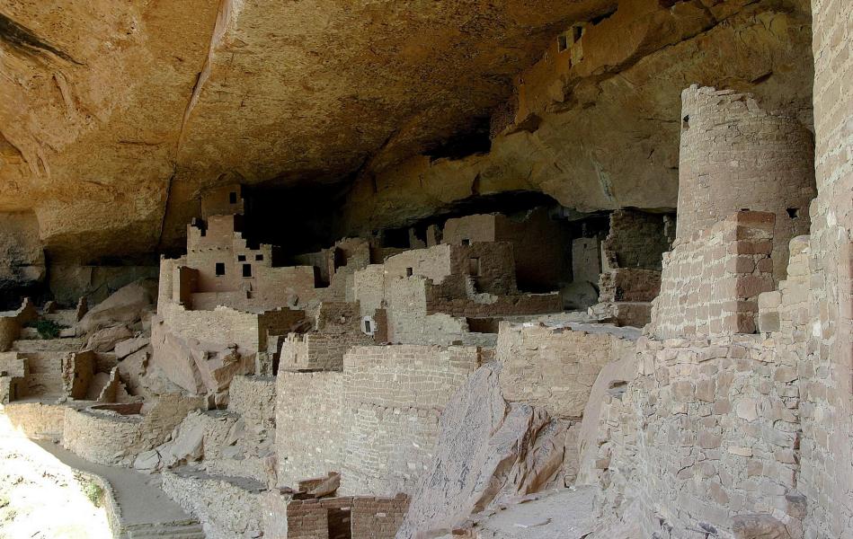 Der Cliff Palace ist die grösste Felsenbehausung des Parks. Er liegt in einer 27 Meter tiefen und 18 Meter hohen Felswand-Nische und besteht aus rund 200 Räumen und 23 Kivas. Eine Kiva ist ein Versammlungsraum mit Feuerstelle und Sitzbänken mit Grillmöglichkeit. Eine geführte Tour durch diese Siedlung, an der wir teilnahmen, dauerte etwa eine Stunde.