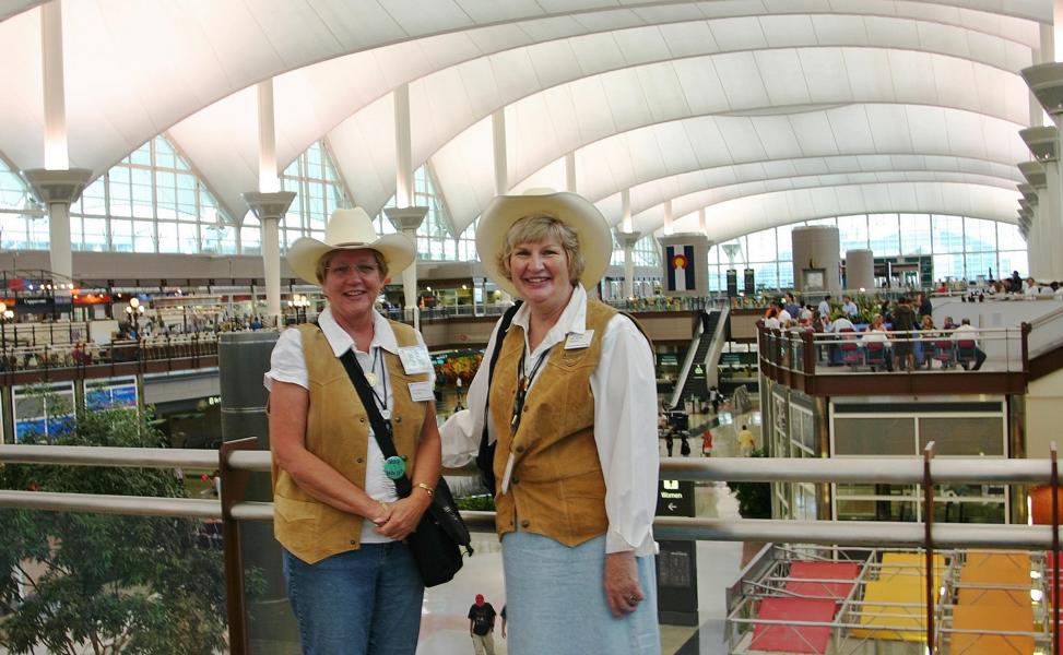 Die freundlichen, einheitlich gekleideten Flughafenbediensteten (so genannte Ambassadors) leisten Fluggästen im gesamten Flughafenbereich Hilfestellung. Sie sind an ihren weißen Cowboy-Hüten und beigen Lederwesten erkennbar. Die Ambassadors helfen, sich im Flughafen zurechtzufinden und stehen mit Rat und Tat zur Seite.