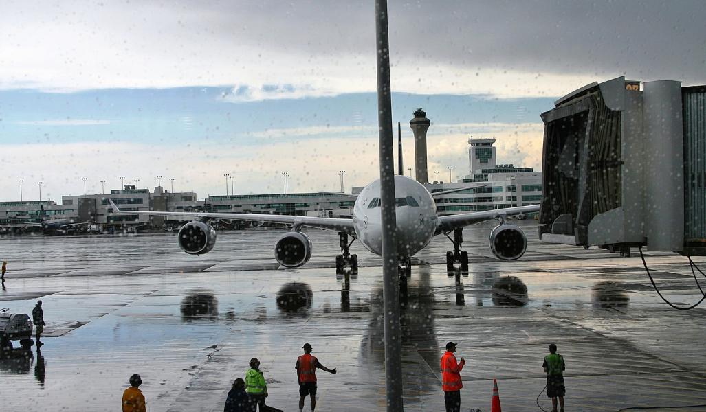 Unser Flieger wird gerade zum Parkort gelenkt. Die Wetterbedingungen  waren nicht besonders gut.