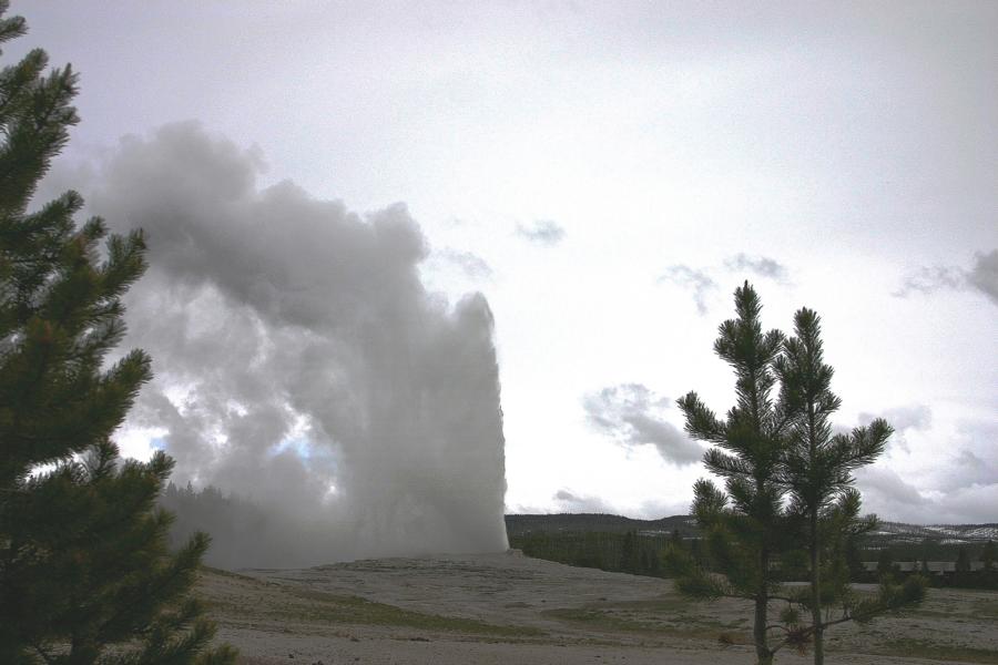 Old Faithful (der alte Getreue) ist einer der bekanntesten Geysire der Erde. Er ist ein düsenförmiger Geysir und befindet sich in einer Höhe von 2240 m über dem Meeresspiegel. Er wurde 1870 entdeckt.