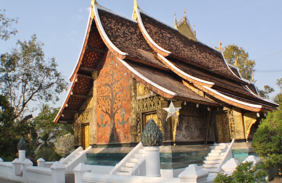 An der Rückseite des Hauptgebäudes wurde 1957 dieses Glasmosaik zum Gedenken an den 2500. Todestag Buddhas geschaffen. Es zeigt den Flammenbaum des Lebens. 