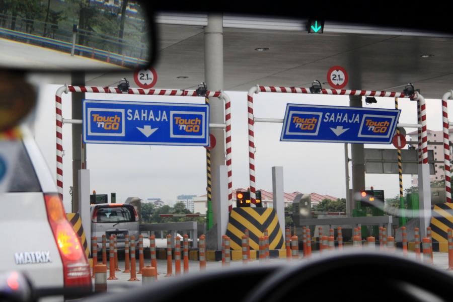 Die Fahrt zum Hotel Swiss Garden erfolgte vom Flughafen per Taxi. Dabei mussten Mautgebühren entrichtet werden.