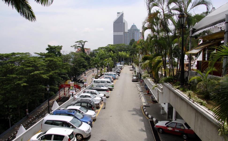 Unser zweites Tagesziel war der Besuch des Menara Kuala Lumpur Towers. Er ist mit 421 Metern der höchste Fernsehturm Malaysias und der siebthöchste der Welt. Er steht auf dem 90 Meter hohen Bukit Nanas und ermöglicht somit den Blick von oben auf die Petronas Towers. Die Parkplätze waren gut gefüllt.