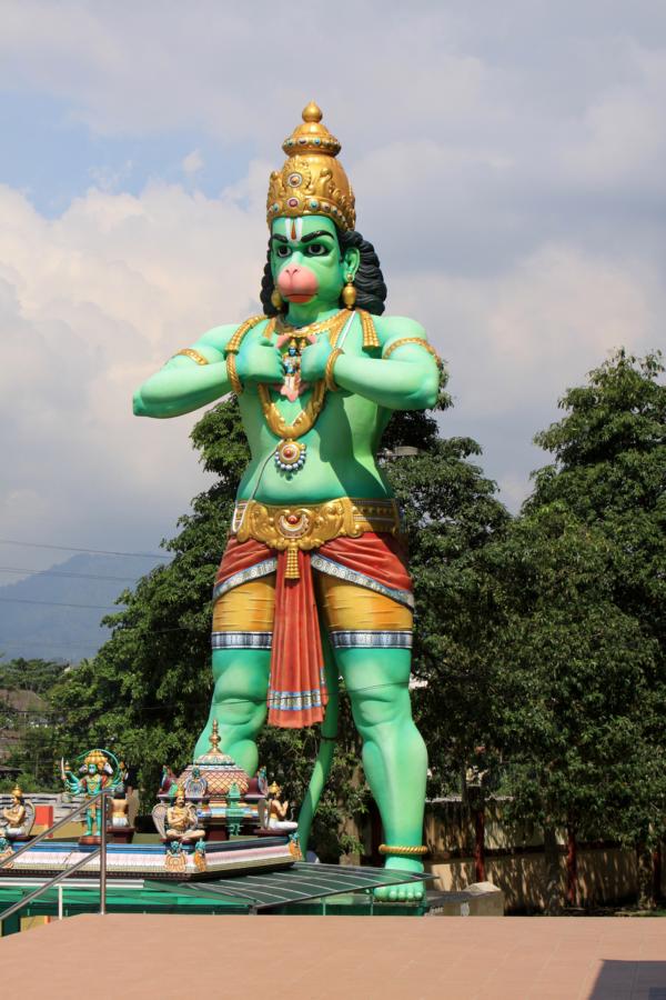 Übergroße Figur auf einem Tempel.