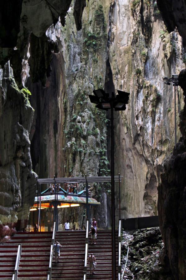 Die größte Höhle, die sogenannte Tempel- oder Kathedralenhöhle ist 100 m hoch, in ihr befinden sich mehrere Hindu-Schreine.