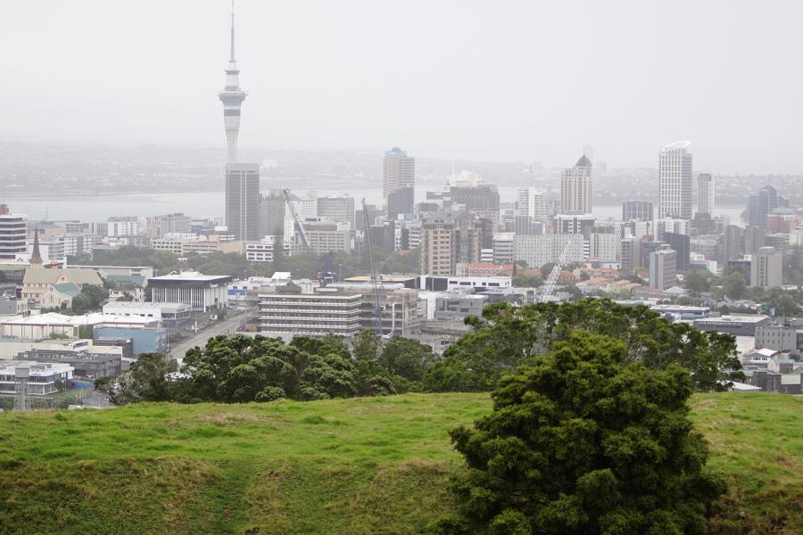 Diesiges Wetter verwehrte uns den klaren Blick auf das Stadtzentrum von Auckland.