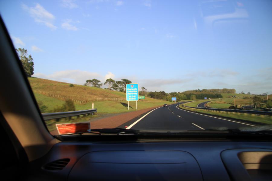 Die Nationalstraße Nr. 1 führt von Auckland in den Norden des Landes. Sie war bestens ausgebaut. Die Mautstellen waren bereits eingerichtet, aber noch nicht mit Personal besetzt.