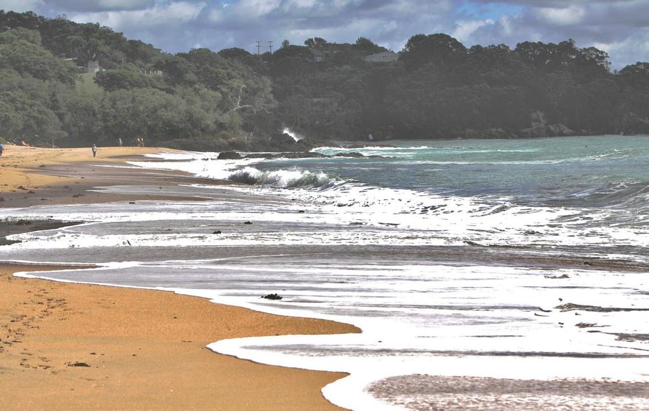 Der Sand ist feinkörnig und bildet einen schönen Kontrast zum blauen Meerwasser.