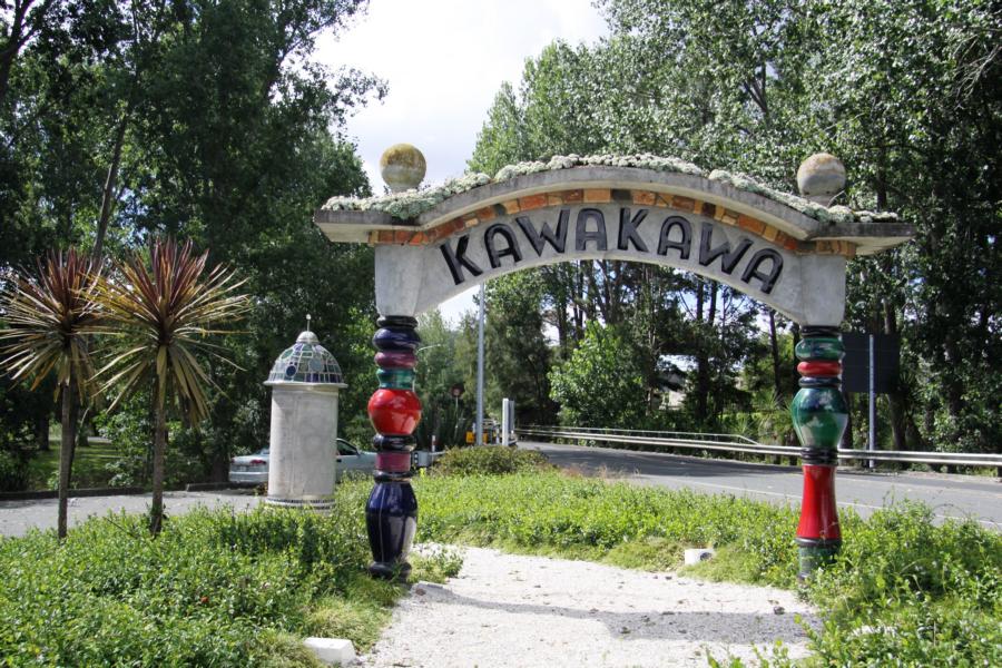 Die Hundertwassertoilette ist die Hauptattraktion des kleinen Ortes Kawakawa und die meist fotografierte Toilette Neuseelands. Die musste man einfach besuchen, auch wenn keine Notdurft bestand.