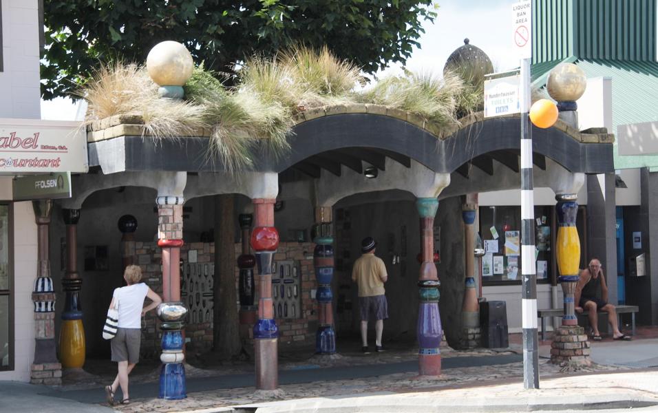 Die Toilette wurde von Friedensreich Hundertwasser, der von 1973 bis zu seinem Tod 2000 in Kawakawa lebte, in dem für ihn typischen Stil mit geschwungenen Linien, unregelmäßigen Keramikfliesen, integrierten Kleinskulpturen, farbigen Gläsern und einem in die Architektur einbezogenen Baum gestaltet. Die Toilette wurde 1999 eröffnet. Funktional unterscheidet sie sich nicht von anderen Bedürfnisanstalten.