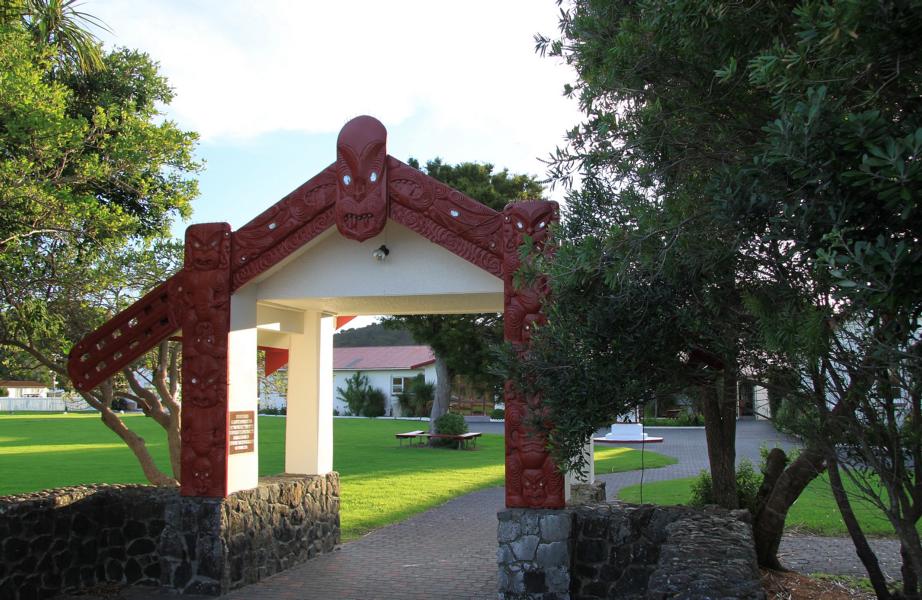 Hier bei Waitangi wurde am 6. Februar 1840 in der Bay of Islands der Vertrag von Waitangi- die älteste Verfassungsurkunde Neuseelands- unterzeichnet.